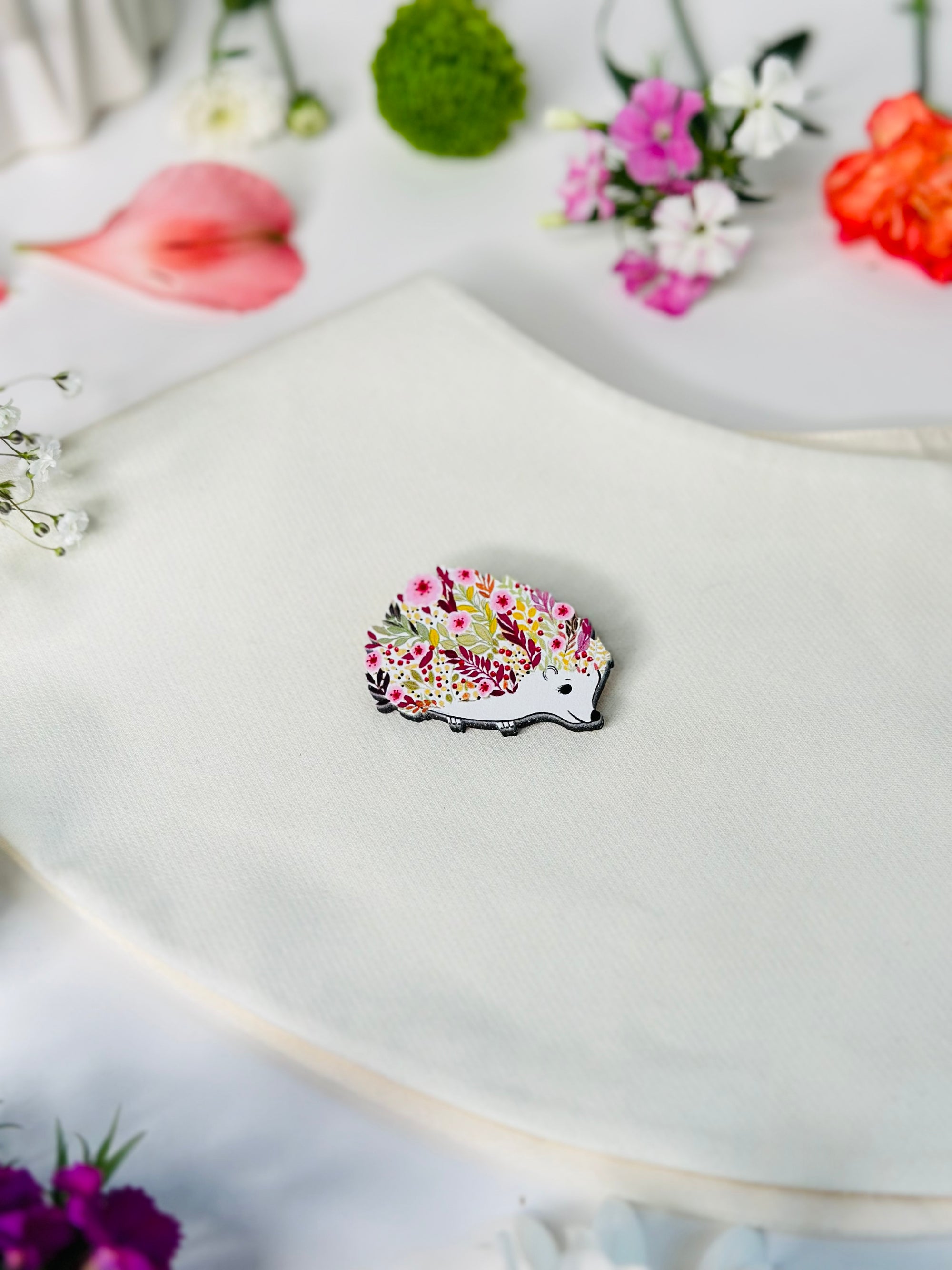 Standard brooch with hedgehog flowers