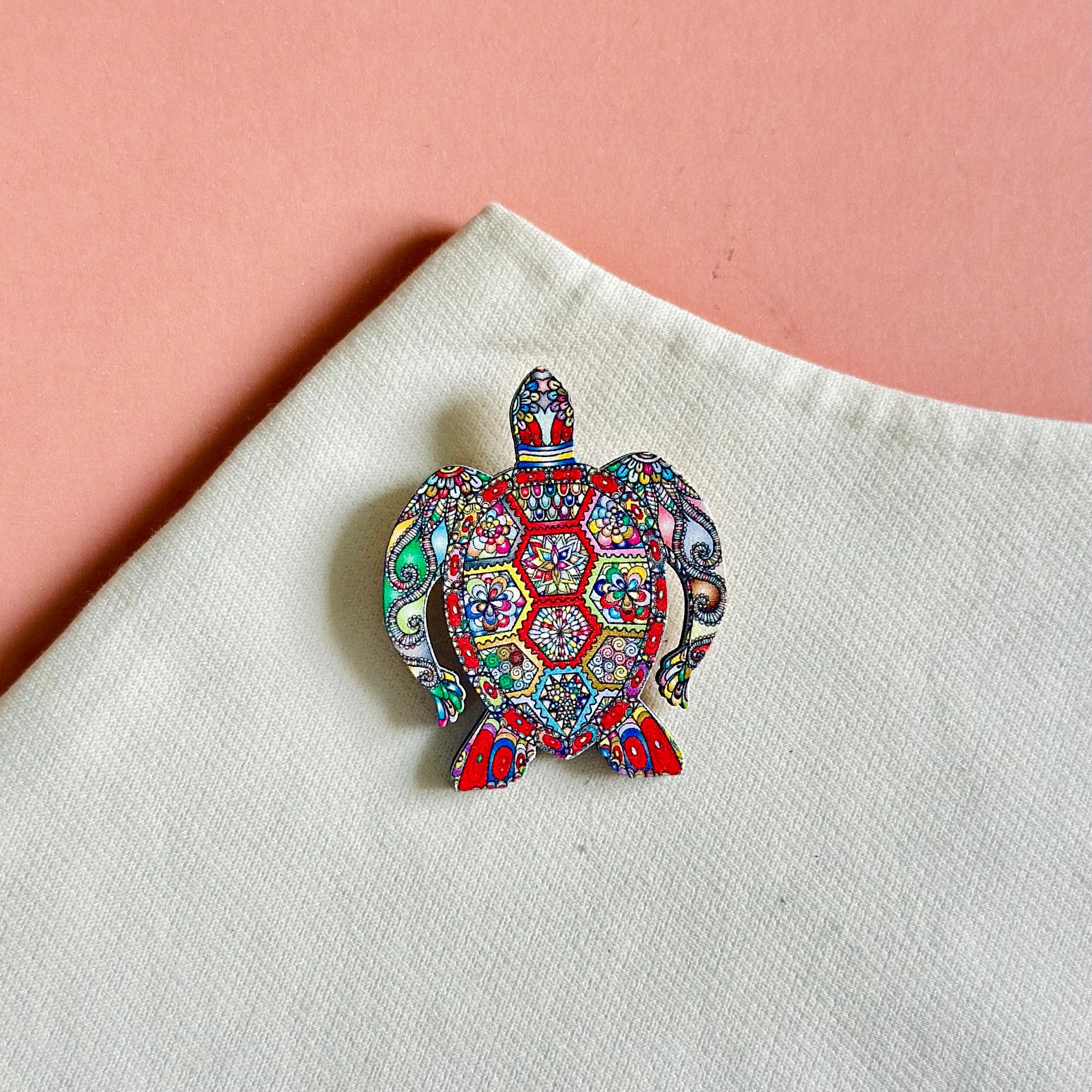 Standard brooch with turtle ornaments