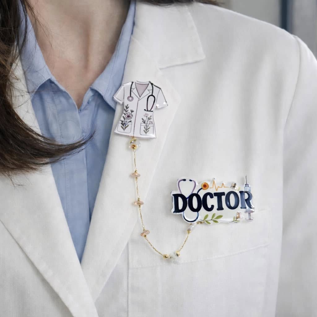 Doctor: ორგანული მინის გულსაბნევი, ბუნებრივი თეთრი მთის ბროლის ქვებით