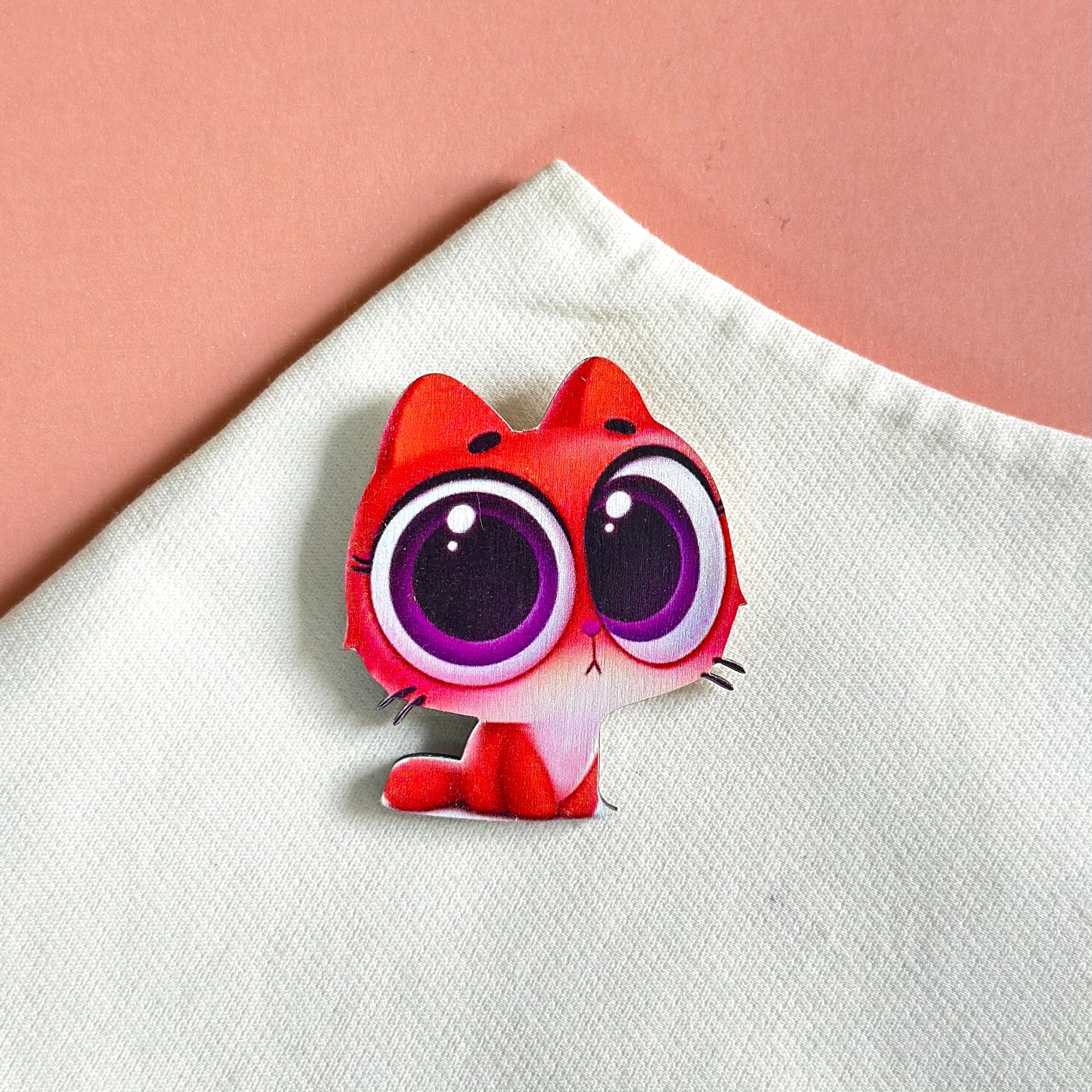 Cat with big eyes standard brooch