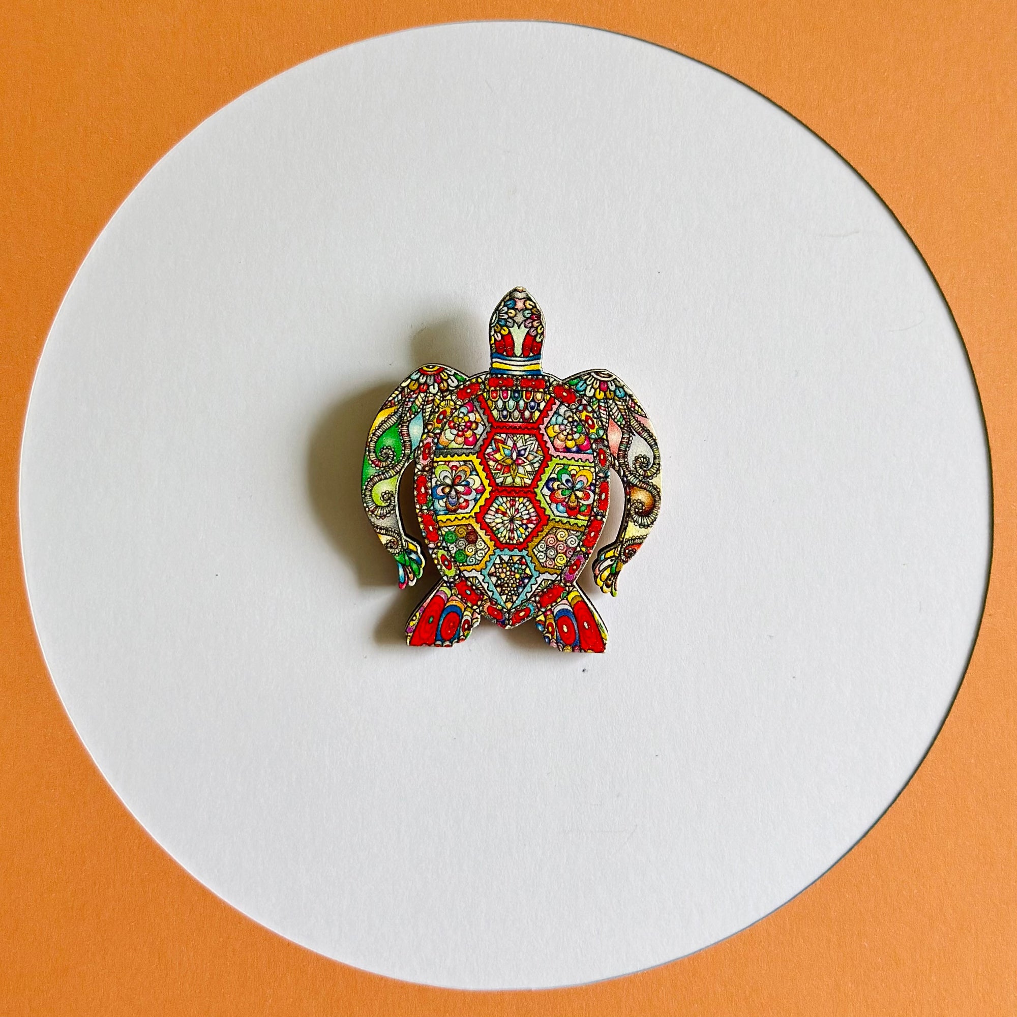 Standard brooch with turtle ornaments