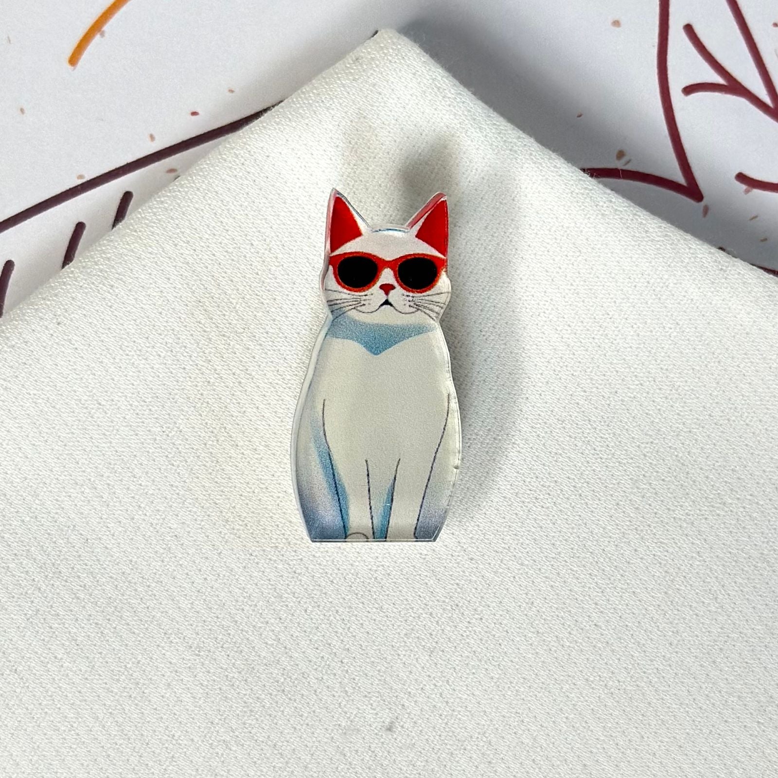 Glass brooch with white Fiso glasses