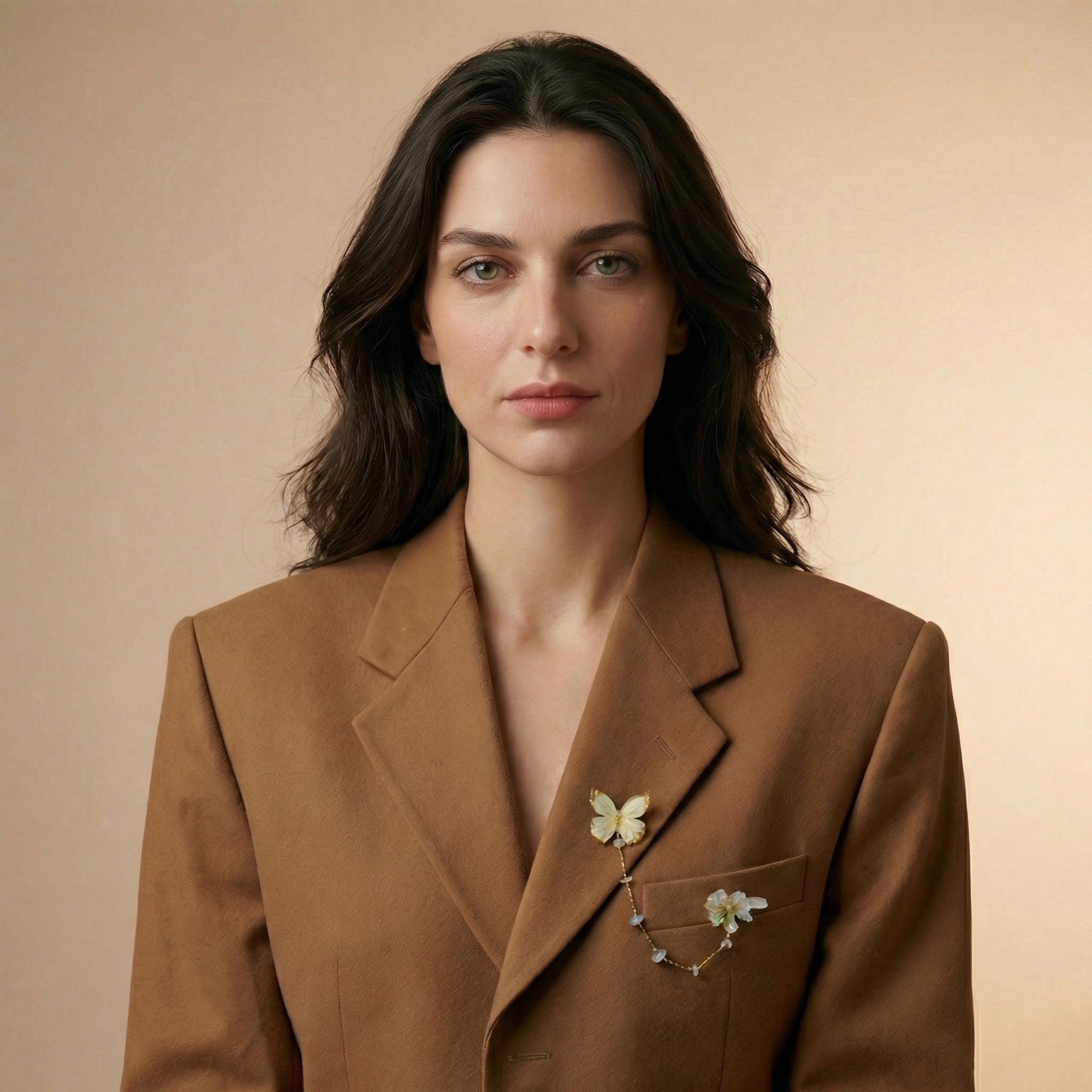 თეთრი პეპელა და პეონი : ორგანული მინის გულსაბნევი