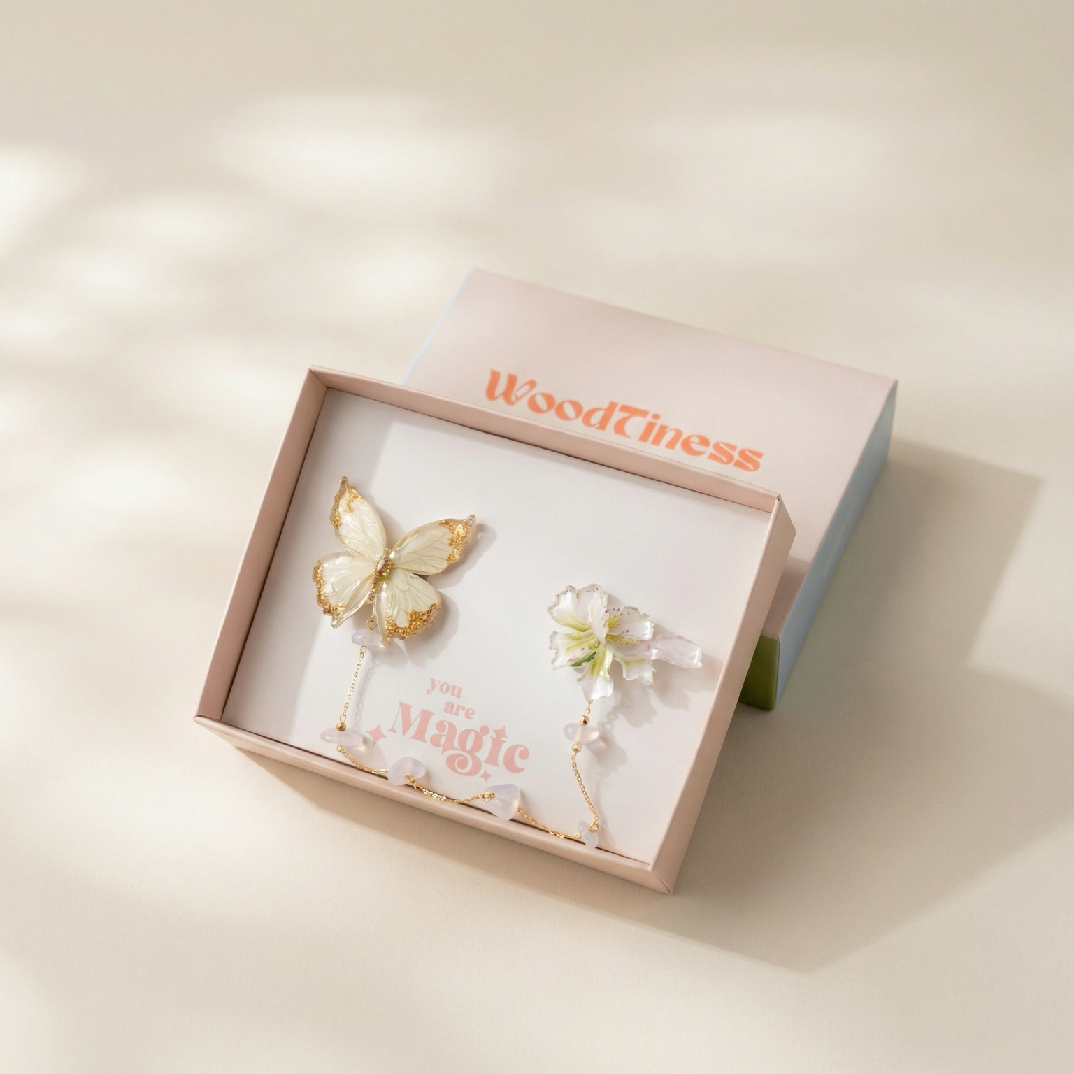 თეთრი პეპელა და პეონი : ორგანული მინის გულსაბნევი